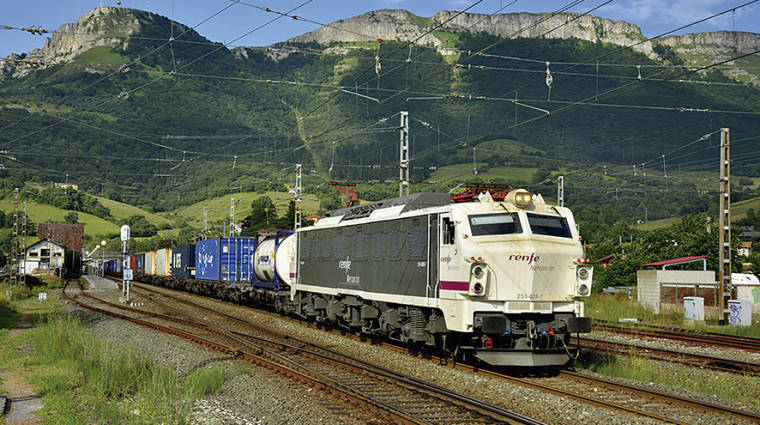 Un tren de mercanc&iacute;as circula por la estaci&oacute;n de Ordu&ntilde;a, punto neur&aacute;lgico de la l&iacute;nea ferroviaria Bilbao-Miranda de Ebro.