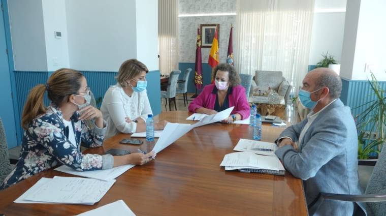 La presidenta Yolanda Mu&ntilde;oz y la alcaldesa Noelia Arroyo resaltan el trabajo conjunto para completar la apertura al mar de Cartagena para el disfrute de los ciudadanos.