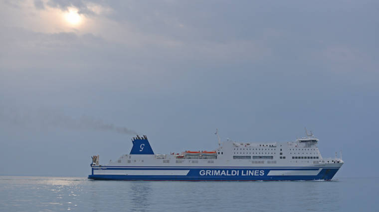 El barco utilizado para la l&iacute;nea Cagliari-Palermo y viceversa es el ferry Corf&ugrave;, capaz de transportar 956 pasajeros y 2.256 metros lineales de carga rodada.
