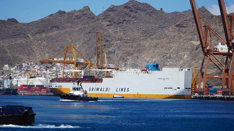 El buque &quot;Grande San Paolo&quot;, durante su escala de hoy en el puerto de Tenerife.