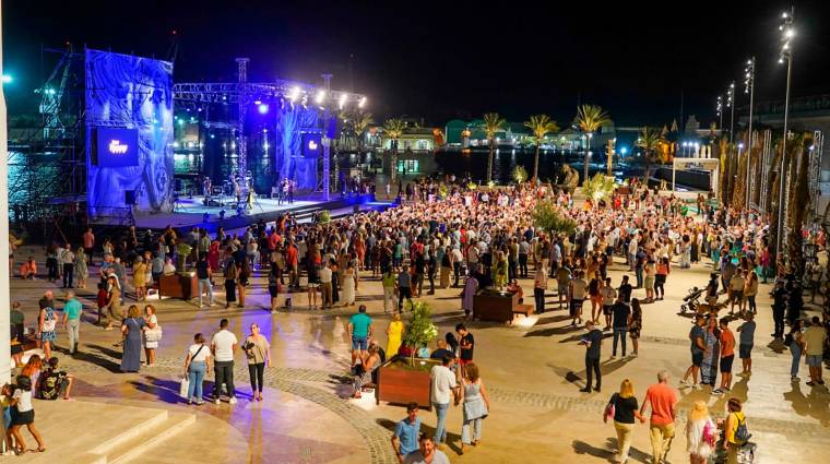 Más de un millar de personas se acercaron a la zona portuaria para la inauguración de Plaza Mayor. Foto Felipe G. Pagán (Ayuntamiento de Cartagena).