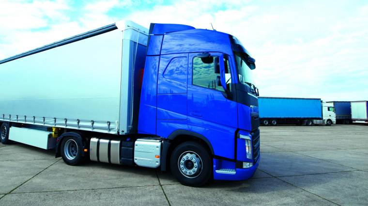 La Comisión Europea también permitirá el transporte transfronterizo de los vehículos euromodulares (megacamiones) de hasta 25,25 metros de longitud y 60 toneladas.