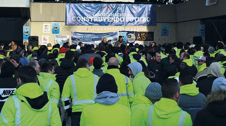 Un momento de la Asamblea General de los estibadores del Puerto de Valencia celebrada hoy.