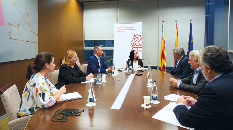 Un momento de la reunión mantenida esta mañana entre representantes de la Conselleria de Política Territorial, Obras Públicas y Vertebración del Territorio y de la FVET.