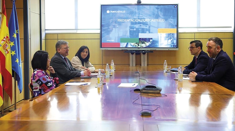 El presidente de la Generalitat, Ximo Puig, en la visita al puerto de Castellón acompañado por el presidente de la APC, Rafael Simó, y la consellera de Política Territorial, Obras públicas y Movilidad, Rebeca Torró.