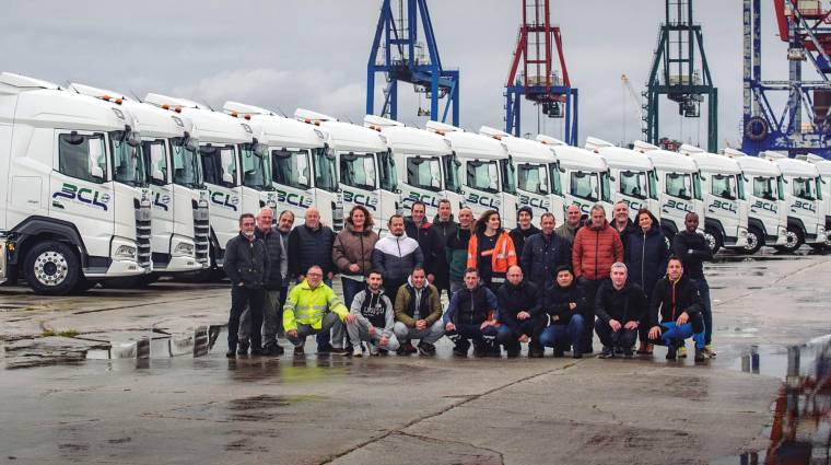 Parte de los profesionales que forman la plantilla de conductores de Basque Country Logistics, junto a los 15 primeros camiones DAF en el Puerto de Bilbao.