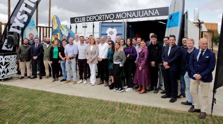 Foto de familia durante la presentación del complejo gastronómico “MonaJuana” en el Puerto de Huelva.