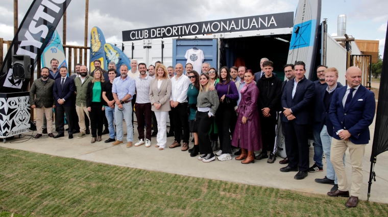 Foto de familia durante la presentación del complejo gastronómico “MonaJuana” en el Puerto de Huelva.