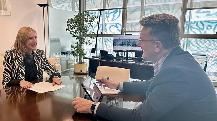 La consellera Salomé Pradas junto al director general de Costas, Puertos y Aeropuertos, Vicente Martínez Mus.