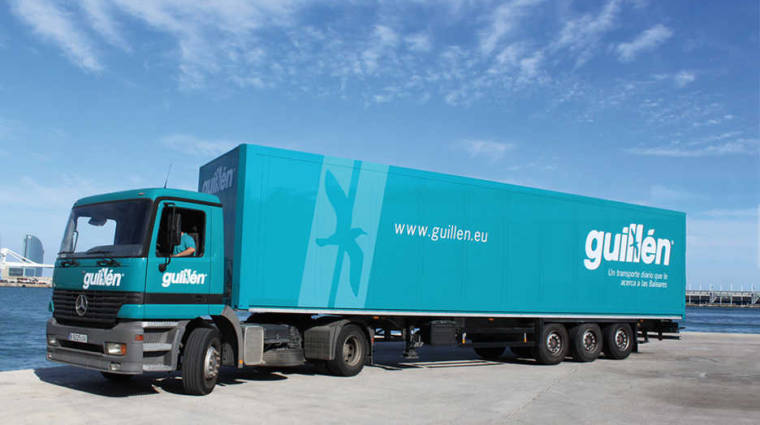 Uno de los camiones de Guill&eacute;n Mar&iacute;timo en el Puerto de Barcelona.
