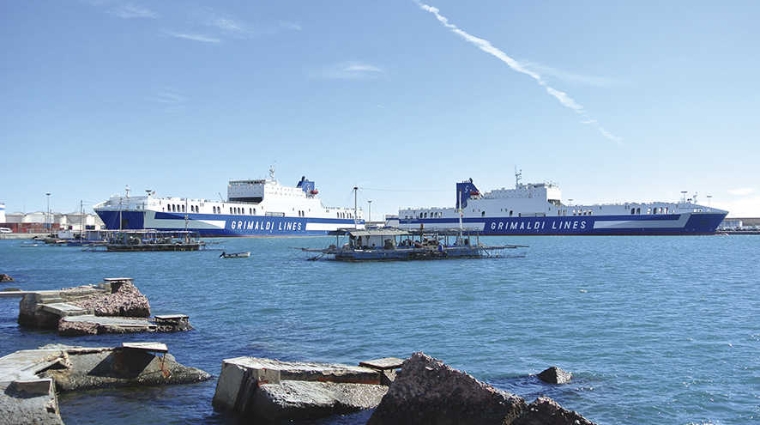 Dos buques tipo &ldquo;Eurocargo&rdquo; de la compa&ntilde;&iacute;a Grimaldi operando en el Dique del Este del Puerto de Valencia.