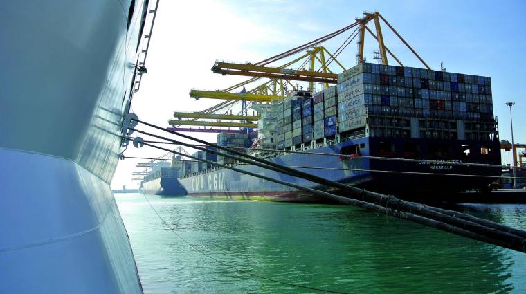 Los fletes de exportación desde el Puerto de Valencia moderan su caída en agosto.