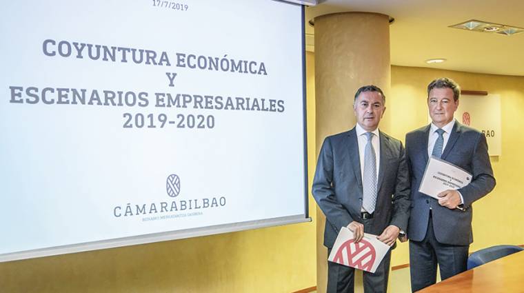 Jos&eacute; &Aacute;ngel Corres (izquierda) y Juan Carlos Landeta, presidente y secretario, respectivamente, de la C&aacute;mara de Bilbao.