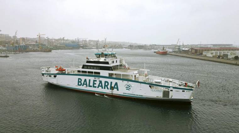 El buque de Baleària transportará 240 metros lineales de carga (unos 14 camiones) y 390 pasajeros sin emitir gases contaminantes en puerto gracias a su propulsión eléctrica alimentada por baterías.