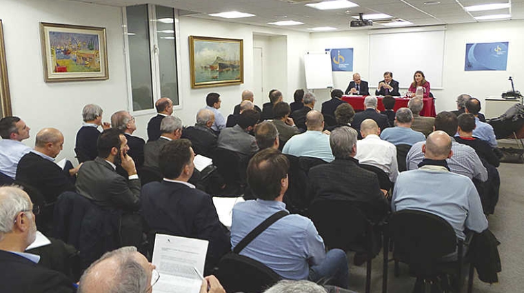 Al fondo, Enrique Bonfils responsable de la comisi&oacute;n de Aduanas del COACAB; Antonio Llobet, presidente, e Irene Guardiola, letrada del Colegio.