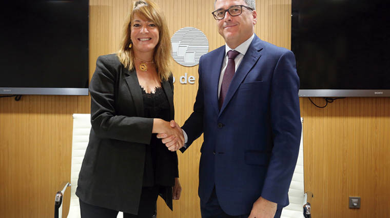 Pilar Miranda, presidenta de la Autoridad Portuaria de Huelva, y Alberto Torres, director de Andaluc&iacute;a, Ceuta y Melilla en Ferrovial, firmaron ayer el contrato.