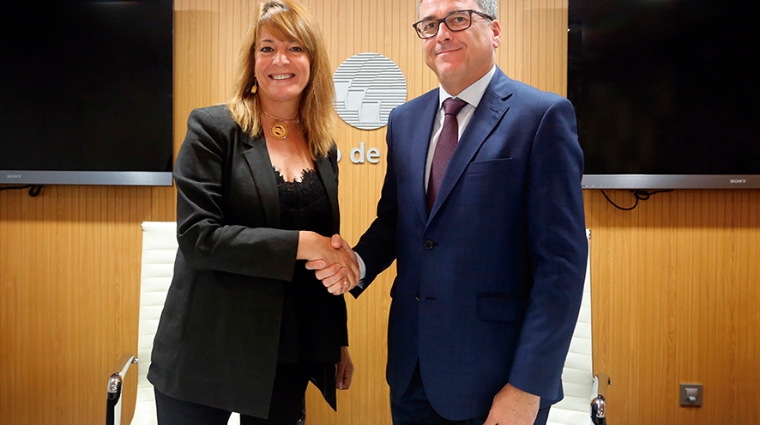 Pilar Miranda, presidenta de la Autoridad Portuaria de Huelva, y Alberto Torres, director de Andaluc&iacute;a, Ceuta y Melilla en Ferrovial, firmaron ayer el contrato.