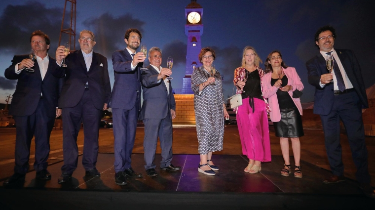 Antonio Llobet, presidente COACAB; Javier Vidal, presidente AEEPB; Damià Calvet, presidente Port de Barcelona; José Manuel Juárez, patrón mayor de la Confraria de Pescadors; Montserrat Ballarín, Neus Munté y Marina Gassol, regidoras Ajuntament de BCN e Isidre Gavín, secretario d’Infraestructures i Mobilitat. Foto J.J.M.