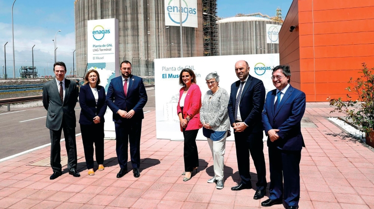 El presidente del Principado de Asturias, Adrián Barbón (3 i) con la ministra para la Transición Ecológica, Teresa Ribera (4 d) y el presidente de la Autoridad Portuaria de Gijón, Laureano Lourido (1 d) en la planta de Enagas en el Musel.