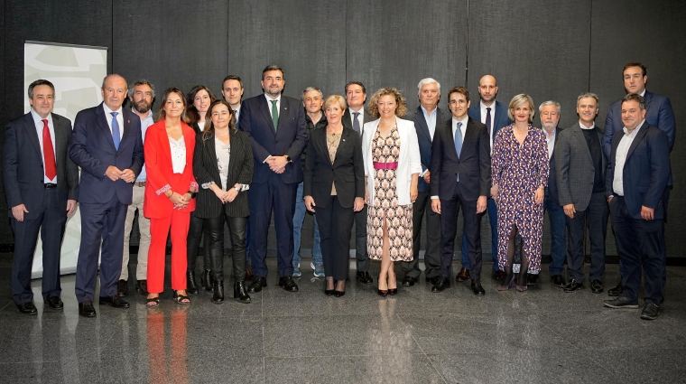 Foto de familia de los premiados con la junta rectora del Colegio de Ingenieros de Caminos de Euskadi.