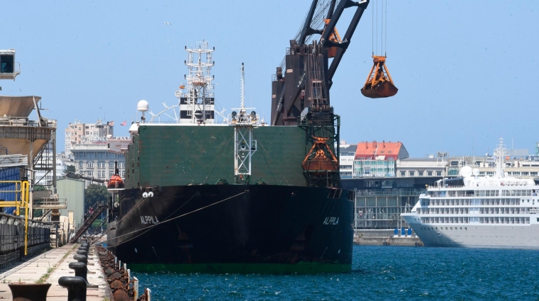 Descarga de maíz en el puerto interior de A Coruña.