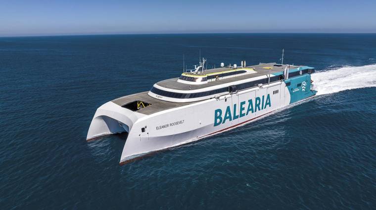 Baleària aumenta al cien por cien el uso de gas natural en los buques dotados con motores duales.