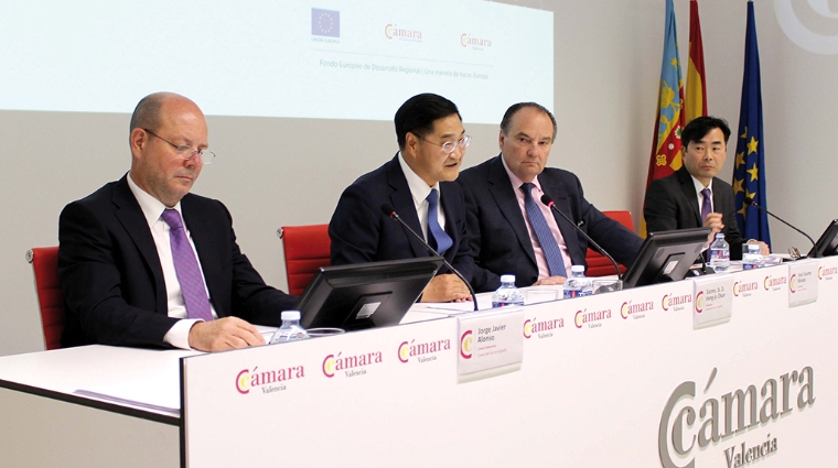 En primer t&eacute;rmino, Jorge Alonso, C&oacute;nsul Honorario de Corea del Sur en Espa&ntilde;a, junto al embajador de Corea del Sur en Espa&ntilde;a, Hong-jo Chun y el presidente de la C&aacute;mara, Jos&eacute; Vicente Morata.