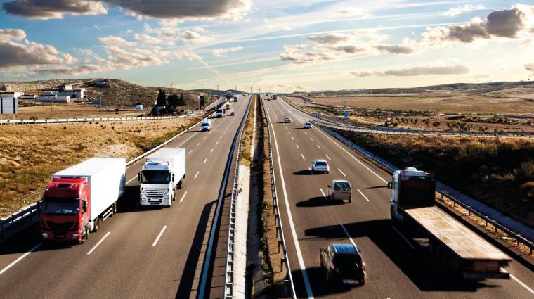 Profesionales del sector solicitan la modernización y ampliación de las carreteras y autopistas.