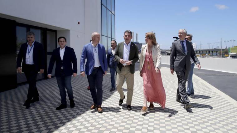 Un momento de la visita realizada hoy a las obras de la Ciudad del Marisco del Puerto de Huelva.