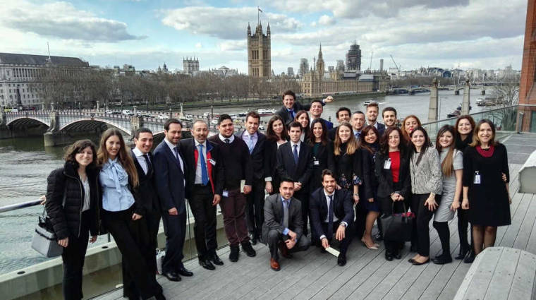 Los alumnos del M&aacute;ster de la APV durante su visita a Londres.