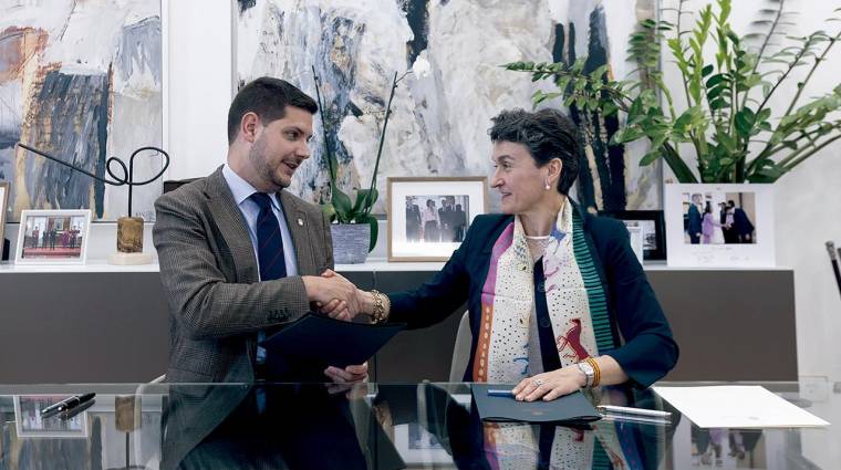 El alcalde de Gandía, José Manuel Prieto, junto a la presidenta de Valenciaport, Mar Chao. Foto Àlex Oltra