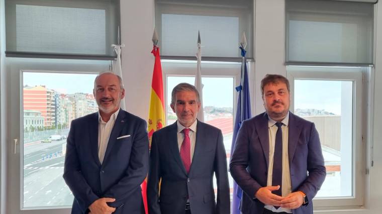 El presidente de la Autoridad Portuaria de Santander, César Díaz (centro), con el CEO de Brittany Ferries, Christophe Mathieu (izquierda) y su director en España, Roberto Castilla.iás