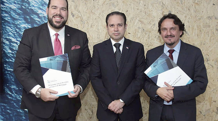 De izquierda a derecha: V&iacute;ctor O. G&oacute;mez, Hugo Rivera y Antonio Torregrosa.