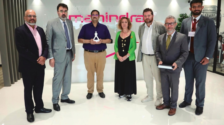 Los miembros de la delegación catalana, encabezados por Lluís Salvadó, presidente de la AP de Barcelona; la consellera de Mobilitat, Ester Capella y el presidente de la AP de Tarrragona, Saül Garreta, junto a los representantes de la compañía Mahindra. Foto F.V.