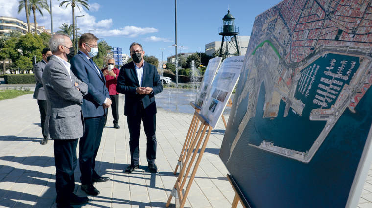 Juan Jos&eacute; Gisbert, presidente del Puerto de Alicante, y Ximo Puig, presidente de la Generalitat Valenciana, escuchan a Carlos Eleno, director de la APA, durante la apertura del nuevo Parque del Mar.