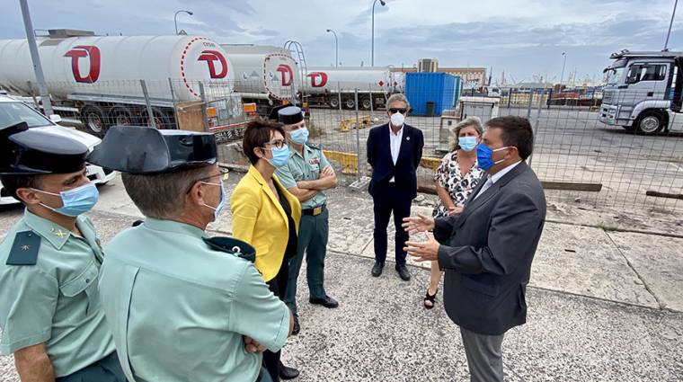 Mar&iacute;a G&aacute;mez, directora general de la Guardia Civil, y Luis Ibarra, presidente de la APLP, visitan el solar portuario que albergar&aacute; el edificio.