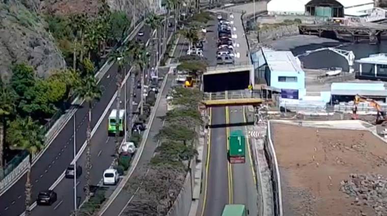 Puertos de Tenerife ya trabaja en una nueva pasarela en Valleseco tras ser derribada por un camión