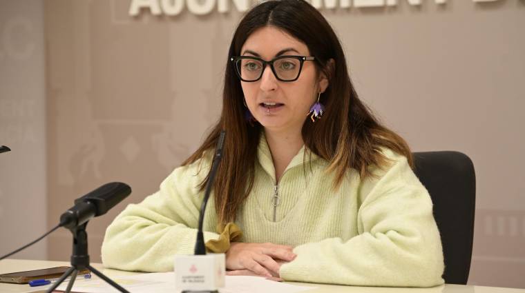 La regidora de Espacio Público, Lucia Beamud, informa en rueda de prensa sobre las licencias de la ciudad deportiva del Levante UD.