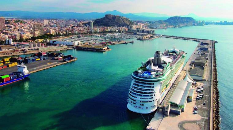 El Puerto de Alicante ya ha cerrado un centenar de escalas de cruceros para este año.