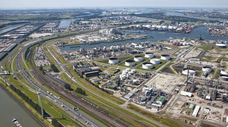 El CO2 capturado por la compañía, junto con el procedente de otras industrias del puerto de Róterdam, se transportará a yacimientos de gas agotados del Mar del Norte.