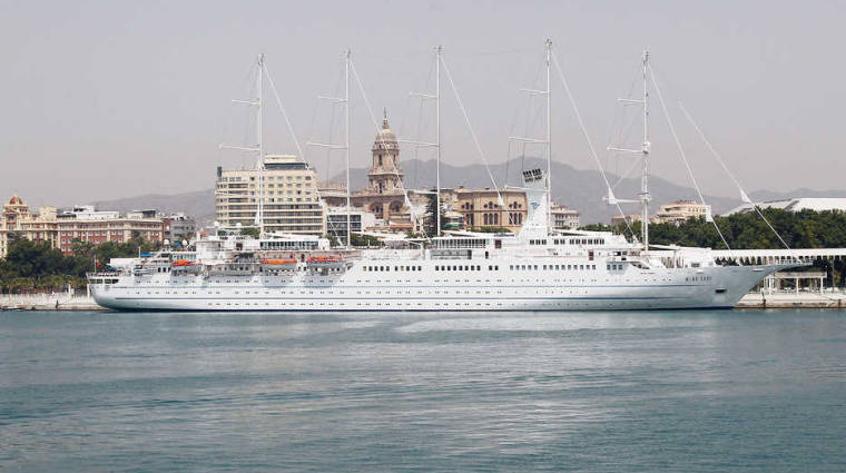 El &quot;Wind Surf&quot;, de Windstar Cruises, atracado en el Palmeral del Puerto de Málaga.