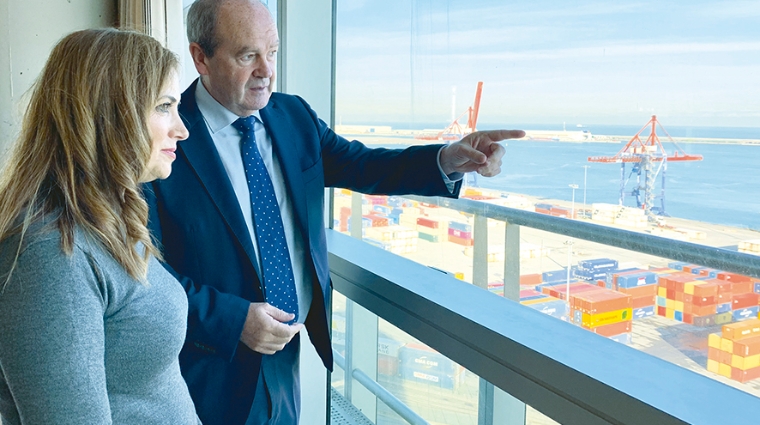 El presidente del Puerto de Bilbao, Ricardo Barkala, con la consejera de Trabajo y Justicia, Mar&iacute;a Jes&uacute;s San Jos&eacute;.