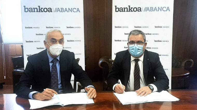 El director gerente del Foro Mar&iacute;timo Vasco, Javier L&oacute;pez de Lacalle (izquierda), y el director general de Bankoa ABANCA, Jes&uacute;s Su&aacute;rez, durante la firma del convenio.