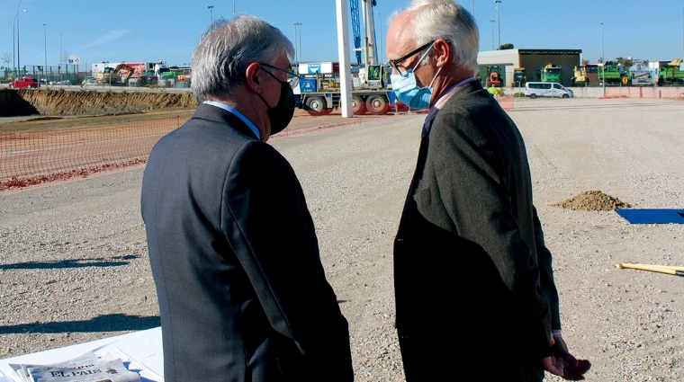 Jos&eacute; Manuel Tofi&ntilde;o, alcalde de Illescas (izquierda), conversa con John Derweduwe, country manager en Espa&ntilde;a de Mountpark, mientras se colocaba ayer el primer pilar de la nueva instalaci&oacute;n. Foto M.J.