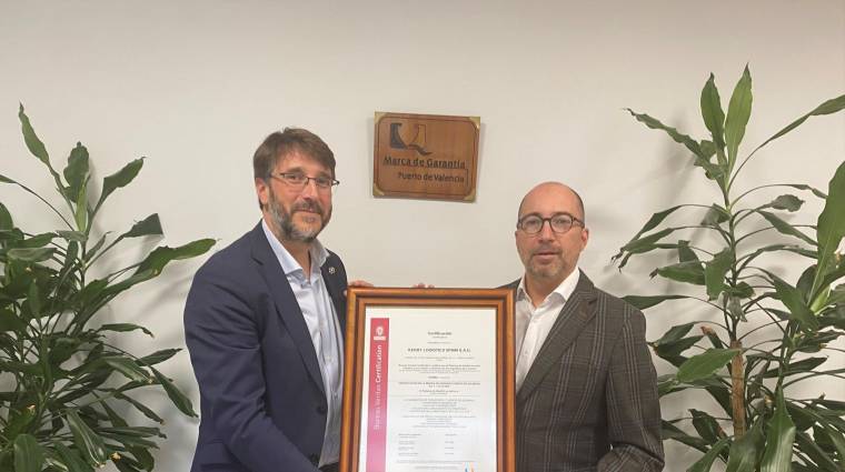 Rubén Marín, director de Explotación de la Autoridad Portuaria de Valencia (APV), ha hecho entrega del diploma de certificación en la Marca de Garantía a Marc Porta, CEO de Kerry Logistics Spain S.A.U.