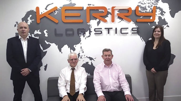 David Mallinson, General Manager-Air Division de Kerry Logistics UK (izquierda), y el equipo de A&eacute;reo en la nueva oficina en Skyport Heathrow.