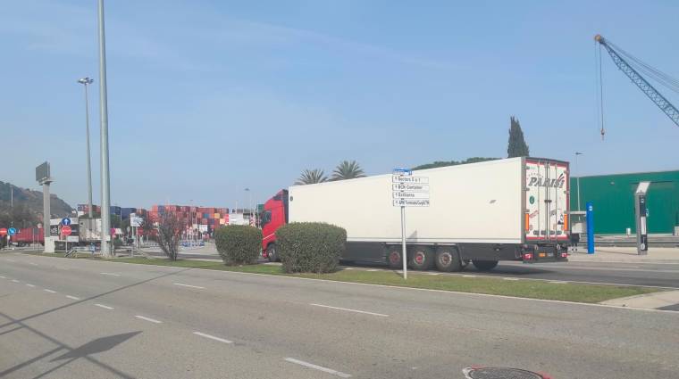Camión circulando esta semana dentro del Port de Barcelona. Foto L. Escrihuela.