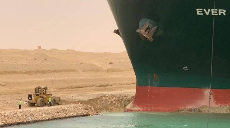 La proa del &quot;Ever Given&quot; ha colisionado contra el talud del canal. Foto Suez Canal Authority.