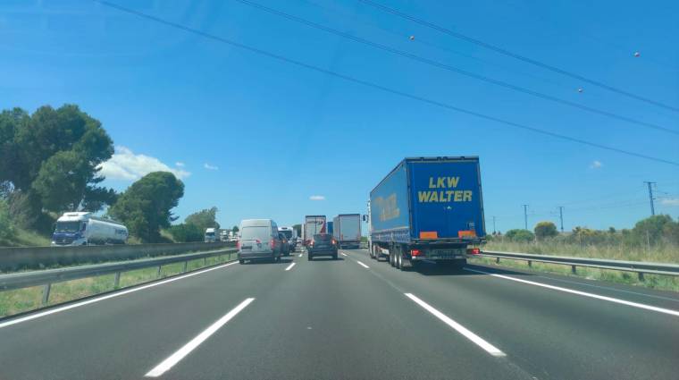 Vehículos ligeros y pesados circulando por la AP-7 entre Barcelona y Valencia. Foto L.E.