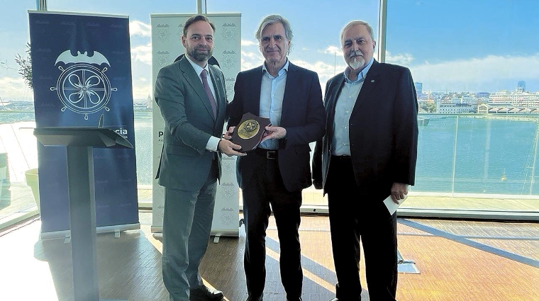 Alfredo Soler, presidente de Propeller Valencia, ha entregado una metopa conmemorativa a Jesús Cuéllar, presidente de Foro MADCargo, acompañado por Juan Cubells, socio del Propeller Valencia. Foto Juan Porta.